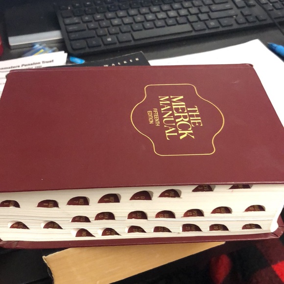 THE MERCK MANUAL Of Diagnosis And Therapy 15th Fifteenth Edition Hardcover Book - Picture 5 of 12